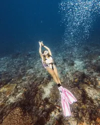 7 Potret Liburan Eksotis Awkarin di Bali, Pamer Body Goals & Pose Hot Pakai Bikini Two Piece