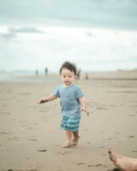 7 Potret Liburan Irish Bella ke Bali, Bahagia Meski Tak Didampingi Ammar Zoni - Air Rumi Asyik Main Pasir di Pantai