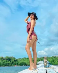 7 Potret Liburan Jessica Iskandar, Tampil Hot Berbikini - Ada Cowok Baru yang Menemani