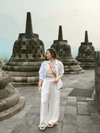 7 Potret Liburan Jessica Mila ke Magelang, Kenalkan Candi Borobudur pada Si Kecil - Asyik Naik Dokar sampai Berenang