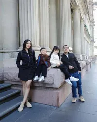 7 Potret Liburan Raditya Dika dan Anissa Aziza ke Melbourne, Menginap di Apartemen dengan Pemandangan Indah - Asyik Nonton Comedy Festival