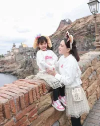 7 Potret Liburan Shandy Aulia ke Jepang, Asyik Bermain di Tokyo Disney Sea hingga Nikmati Keindahan Sakura Bermekaran - Claire Jadi Sorotan