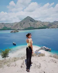 7 Potret Liburan Syahnaz Sadiqah ke Labuan Bajo, Pamer Body Goals Ibu Dua Anak - Mesra Sama Suami Naik Bukit Siang-Siang