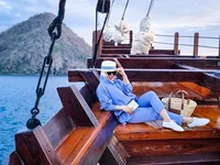 7 Potret Liburan Syahrini ke Labuan Bajo Bareng Reino Barack, Sempat Gendong-Gendong Mesra di Bukit - Foto Sama Komodo