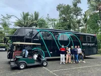 7 Potret Liburan Tya Ariestya ke Magelang dan Jogjakarta, Sewa Bus Super Mewah - Happy Main di Sawah