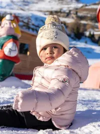 7 Potret Lily Anak Nagita Slavina dan Raffi Ahmad Main Salju saat Liburan di Eropa