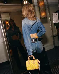 7 Potret Look Lisa BLACKPINK di After-party Met Gala 2025, Pamer Abs Pakai Setelan Denim - Tenteng Tas dengan Warna Favorit
