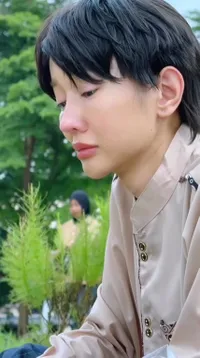 7 Potret Lucinta Luna Ziarah ke Makam Orang Tua, Datang Pakai Nama Asli