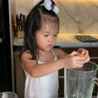 7 Potret Lucu Anak Farah Quinn Memasak di Dapur, Berbakat Sejak Dini