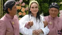 7 Potret Luna Maya Dibopong Dua Kakak Laki-Laki Setelah Siraman, Hangat Penuh Tawa Pertanda Restu