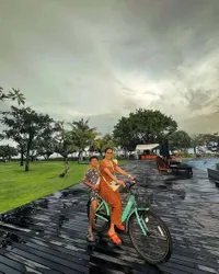 7 Potret Marcella Zalianty Ajak Anak Cowoknya Bonceng Sepeda, Santai dan Seru Liburan di Bali