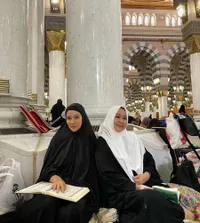 7 Potret Marcella Zalianty Umroh di Bulan Ramadan, Akhirnya Bisa ke Luar Negeri Sejak Pandemi - Cantik dan Anggun dalam Balutan Busana Syar'i