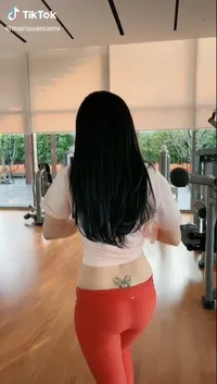 7 Potret Maria Vania Buka Baju di Tempat Gym, Tato Punggungnya Jadi Sorotan dan Bikin Heboh - Netizen Terkesima dengan Body Goals-nya