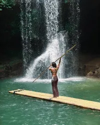 7 Potret Marion Jola Liburan ke Air Terjun Bareng Pacar, Asyik Berenang dan Naik Rakit - Hot Pakai Bikini Two Piece