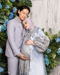 7 Potret Maternity Shoot Terbaru Cut Meyriska dan Roger Danuarta, Menawan dengan Gaun Metalik