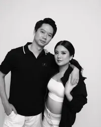 7 Potret Maternity Shoot Valencia Tanoe dan Kevin Sanjaya, Mesra Bertema Badminton - Babybump Menggemaskan