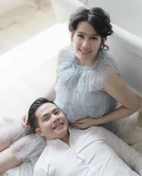 7 Potret Maternity Shot Ardina Rasti di Kehamilan Kedua, Mesra Bareng Suami - Pamer Baby Bump yang Makin Besar