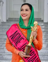 7 Potret Maudy Koesnaedi Reka Ulang Jadi None Jakarta 1993, Foto Dulu dan Kini Gak Banyak Berubah