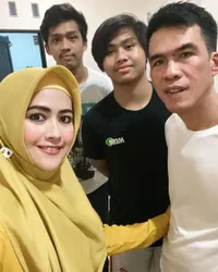 7 Potret Meggy Wulandari Bersama Anak Sambungnya yang Ganteng-Ganteng dan Sudah Belia