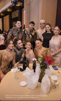 7 Potret Memesona Maudy Effrosina Pacar Fadly Hadiri Resepsi Pernikahan Frans Faisal, Tampil Simple dengan Dress Hitam
