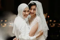 7 Potret Menawan Poppy Bunga Jadi Bridesmaid di Pernikahan Glenca Chysara, Penampilannya yang Kalem Bikin Hati Adem