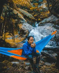 7 Potret Meriam Bellina Bintang 'BUKU HARIAN SEORANG ISTRI' Saat Menyatu dengan Alam, Tiduran di Sungai - Naik Gunung Batur