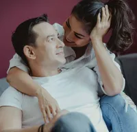 7 Potret Mesra Ari Wibowo & Istri, Menikah Belasan Tahun Namun Masih Tetap Mesra