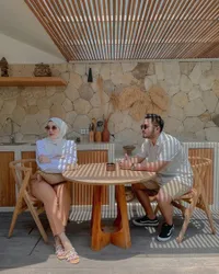 7 Potret Mesra dan Romantis Kesha Ratuliu dan Adhi Permana, Peluk Cium di Villa Tempat Honeymoon