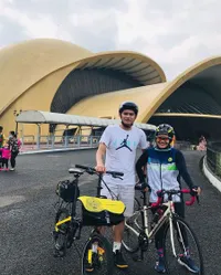 7 Potret Mesranya Ikke Nurjanah dan Suami Setelah Nikah, Romantis Gowes Bareng
