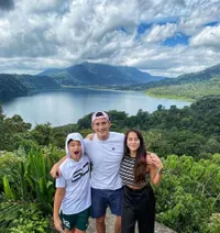 7 Potret Mike Lewis Bareng Anak dan Tunangan Cantiknya, Kenzou Sudah Akrab dengan Calon Ibu Sambung