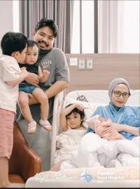 7 Potret Momen Istri Rigen Rakelna Lahiran Anak Keempat, Disambut Bahagia