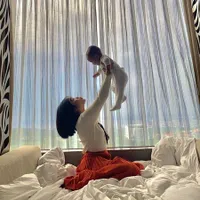 7 Potret Momen Lucu Gala Sky Diisengin Tante Fuji, Pura-Pura Disuapin Es Krim Sampai Berkali-Kali - Gemas Banget Saat Bilang 'Mau'
