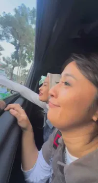 7 Potret Momen Lucu Tantri Kotak dan Chua Beli Cilok Abang-abang, Girang Banget