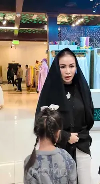 7 Potret Momo Geisha Kunjungi Masjid Sheikh Zayed Abu Dhabi, Pakai Abaya dan Kerudung