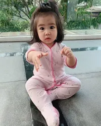 7 Potret Muka Bantal Putri Momo Geisha, Pakai Baju Tidur Warna Pink Nggemesin Banget