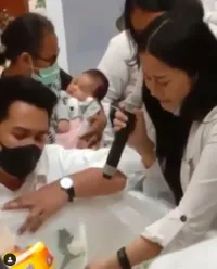 7 Potret Mutia Ayu Nyanyikan Lagu 'Kasih Putih', Tangisnya Pecah Saat Belai Wajah Suami