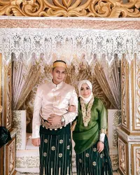 7 Potret Muzdalifah Kondangan Bareng Suami, Cantik Berkebaya - Serasi Bak Pengantin Baru