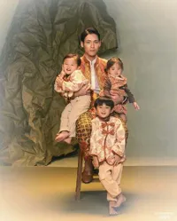 7 Potret Na Daehoon Jadi Mas-Mas Jawa Bareng Tiga Anaknya, Bikin Pangling