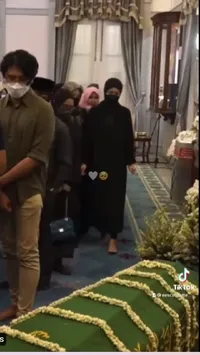 7 Potret Nabila Ishma Akhirnya Bertemu dengan Jenazah Eril, Tak Kuasa Tahan Air Mata - Bersimpuh dan Bercerita Sambil Membelai-Belai Peti