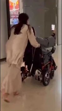 7 Potret Nagita Slavina Dorong Zaskia Sungkar di Kursi Roda, Effort - Lari-larian Pakai Heels