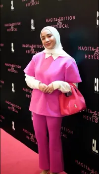 7 Potret Nagita Slavina Pakai Hijab Sambut Ramadan, Cantik Bikin Pangling Pakai Warna Pink 