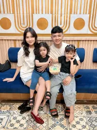 7 Potret Nella Kharisma Rayakan Ultah Dory Harsa, Sederhana Bersama Orang-orang Terdekat