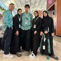 7 Potret Nola Be3 Umrah SekeluargaTermasuk Naura Ayu, Tutup Tahun 2024 dengan Beribadah ke Tanah Suci 
