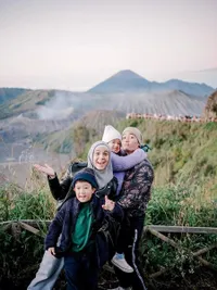 7 Potret Nycta Gina Nikmati Dinginnya Bromo, Kebersamaan Bareng Keluarga Bikin Hangat