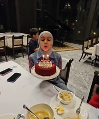 7 Potret Nycta Gina Ulang Tahun ke-40, Diberi Kejutan Saat Makan Malam Bersama 