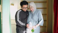 7 Potret Ochi Rosdiana Melahirkan Anak Pertama, Suami Setia Dampingi