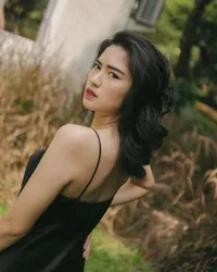 7 Potret Ochi Rosdiana Tampil Elegan dengan Outfit Serba Hitam, Misterius Tapi Tetap Penuh Pesona - Bisa Jadi Inspirasi Berbusana Pecinta Warna Gelap