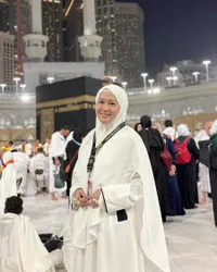 7 Potret Okie Agustina Umrah Bareng Miro, Dibiayai Kiesha Alvaro - Doakan Rezeki Putra Sulungnya Tambah Banyak