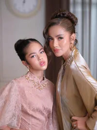7 Potret Olla Ramlan Ajak Pacar dan Anaknya ke Acara Fashion Show, Kompak Banget