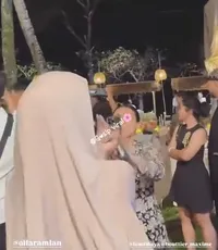 7 Potret Olla Ramlan Gaunnya Disorot Saat di Resepsi Luna Maya - Maxime Bouttier, Mencicil Lepas Hijab?